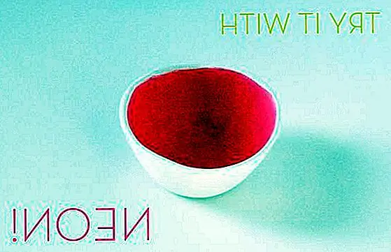 Вот еще одна стильная миска, также сделанная с нуля. Для этого вам нужна воздушно-сухая глина, пенная щетка, круглый пластиковый контейнер и небольшая краска для распыления и золотая краска. Раскатайте глину, а затем разрежьте ее с помощью круглого контейнера в качестве модели. Затем возьмите миску и установите глиняный диск в центре. Аккуратно нажмите и дайте высохнуть. После этого распылитель окрашивает его в белый цвет. Когда краска будет сухой, используйте кисть и золотую краску, чтобы украсить миску. Curbly предлагает более подробные инструкции в случае необходимости.