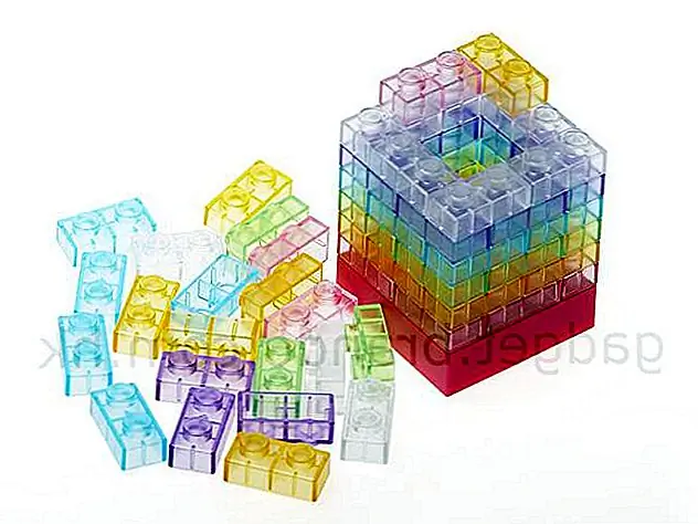Прекрасная вещь, которую вы можете сделать с блоками Lego, - это фонарь. Ищите части Lego, которые полупрозрачны, чтобы свет мог сиять сквозь них. Используйте их для создания прямоугольной призмы с полым салоном. Там вы будете добавлять светодиодный свет. Вы можете сделать несколько таких фонарей, каждый из которых отличается цветом.