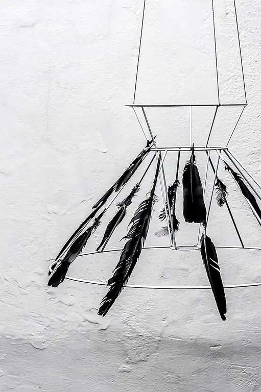 DIY Black Feather Chandelier для Хэллоуина