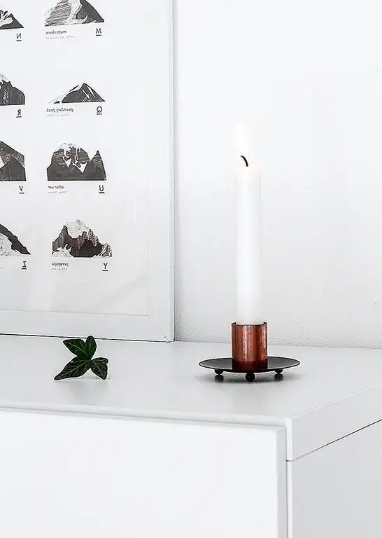 Сегодня я хочу поделиться с вами своими недавними любимыми DIY Metal Candle Holders, которые определенно помогут установить атмосферу дома. Они просты, стильные и не стараются выглядеть слишком странно, поэтому они великолепны как для особых случаев, таких как: Пасха или рождественские каникулы, а также случайные субботние обеды с друзьями. Медные элементы все еще присутствуют в последних коллекциях внутренних брендов, поэтому этот финиш определенно является правильным выбором.