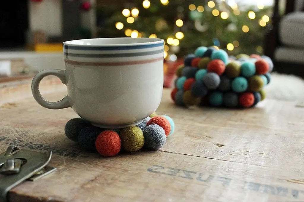 DIY Felt Ball Coasters - простая и сладкая праздничная идея подарка