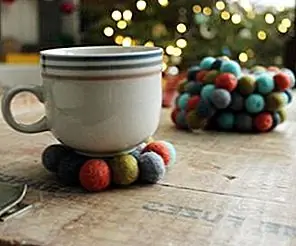 DIY Felt Ball Coasters - простая и сладкая праздничная идея подарка DIY Felt Ball Coasters - простая и сладкая праздничная идея подарка