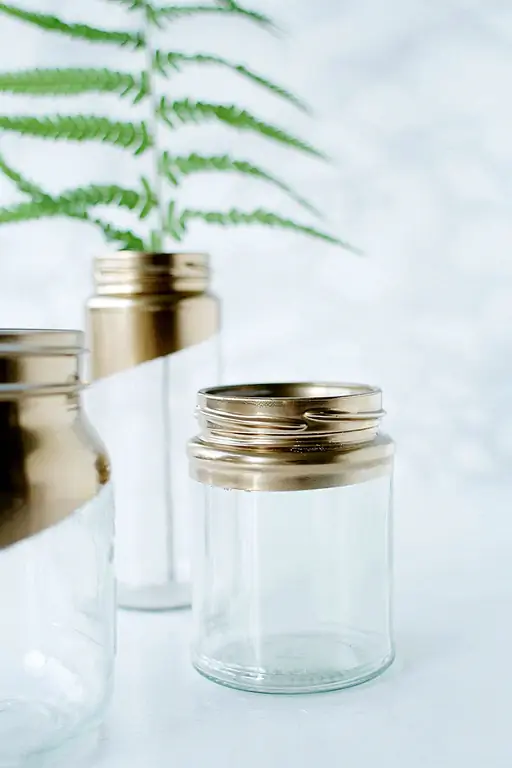 Одна из лучших вещей, связанных с банкой DIY mason, - это возможность персонализировать все аспекты вашего декора. Вы не ограничены цветами, которые находятся в моде или тем, что запасается. Вы можете создать что-то совершенно уникальное для вас и ваших вкусов. Мы сделали эти DIY окрашенные вазы из каменного каменщика блестящим розовым золотом, металлической краской, но нет ничего, что мешало бы вам выбирать серебро или медь. Пойдите для яркого поп-цвета, диапазона пастелей или сохраните его простым с черной или белой краской. Выбор за вами. Что еще лучше? Используйте старые банки, чтобы их утилизировать, создавая привлекательный домашний декор почти бесплатно! Одна из лучших вещей, связанных с банкой DIY mason, - это возможность персонализировать все аспекты вашего декора. Вы не ограничены цветами, которые находятся в моде или тем, что запасается. Вы можете создать что-то совершенно уникальное для вас и ваших вкусов. Мы сделали эти DIY окрашенные вазы из каменного каменщика блестящим розовым золотом, металлической краской, но нет ничего, что мешало бы вам выбирать серебро или медь. Пойдите для яркого поп-цвета, диапазона пастелей или сохраните его простым с черной или белой краской. Выбор за вами. Что еще лучше? Используйте старые банки, чтобы их утилизировать, создавая привлекательный домашний декор почти бесплатно!