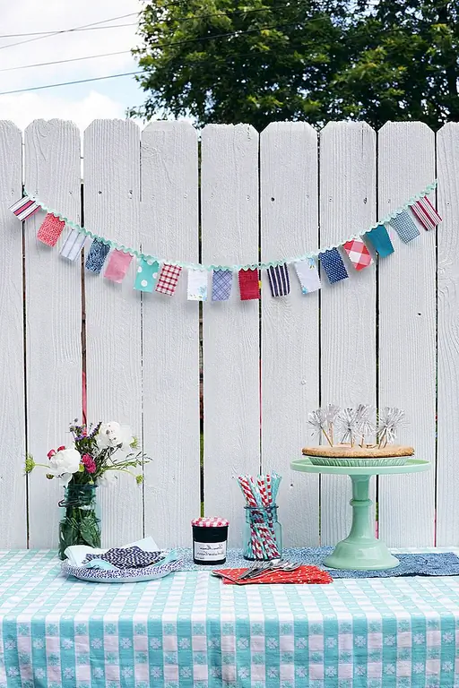 DIY Red, White и Blue Fabric Garland