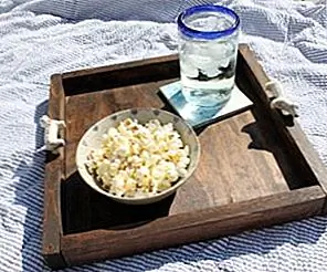 Деревянный лоток с ручками-ручками Деревянный лоток с ручками-ручками