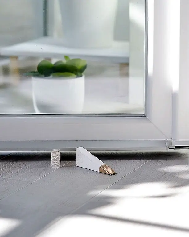 Посмотрите нижеприведенный учебник, чтобы узнать, как сделать DIY White & Gold Door Stops: