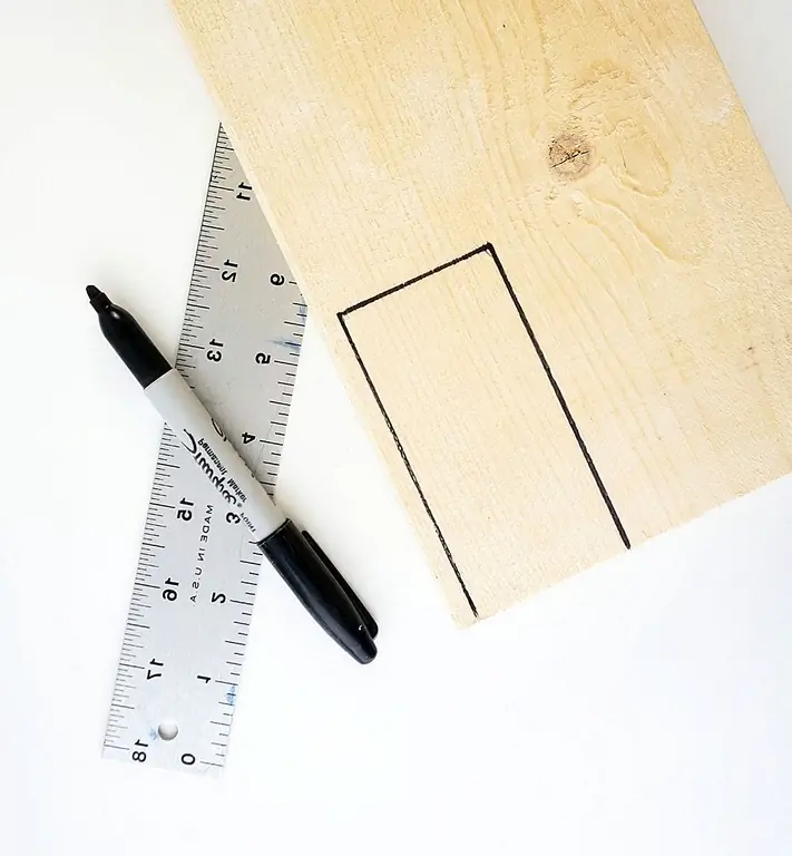 На 4 "широкой стороне вашей платы 2 × 4 нарисуйте прямоугольник 1-3 / 4" w x 3-3 / 4 "h. Если ваша доска не имеет абсолютно квадратных углов, вам нужно немного нарисовать прямоугольник с края, чтобы вы могли отрезать лезвие. Затем вырежьте прямоугольник с помощью циркулярной пилы. На 4 "широкой стороне вашей платы 2 × 4 нарисуйте прямоугольник 1-3 / 4" w x 3-3 / 4 "h. Если ваша доска не имеет абсолютно квадратных углов, вам нужно немного нарисовать прямоугольник с края, чтобы вы могли отрезать лезвие. Затем вырежьте прямоугольник с помощью циркулярной пилы.