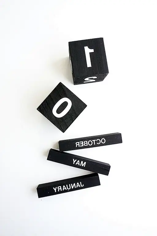 После того, как цифры куба включены, добавьте названия месяцев, используя буквы 1/4 После того, как цифры куба включены, добавьте названия месяцев, используя буквы 1/4