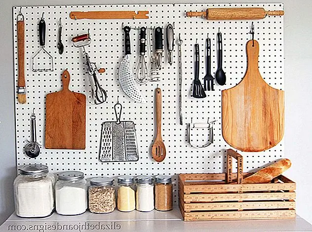 Pegboards также очень практичны и удобны для организации. Обычно вы можете адаптировать их для любой комнаты и задачи, которые вы имеете в виду. Например, если вы хотите кухонный пэдборд, вы можете использовать его, чтобы повесить и организовать свою посуду, пряные контейнеры и даже некоторые плантаторы с травами. Просто осмотритесь и посмотрите, что может с этим поделать. {Найдена в Elizabeth Joandesigns}.