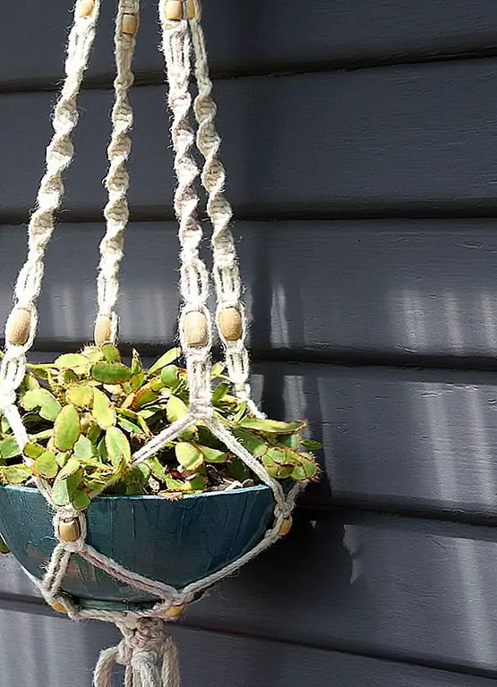 Macrame - это простое, удовлетворительное ремесло, и результаты сильны и долговечны. Принесите прикосновение 1973 года к вашей жизни с помощью этого макраме. Macrame - это простое, удовлетворительное ремесло, и результаты сильны и долговечны. Принесите прикосновение 1973 года к вашей жизни с помощью этого макраме.