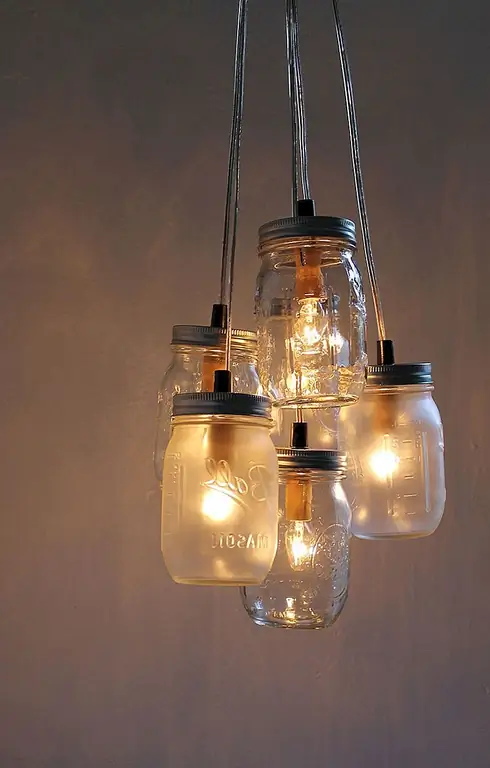 Вы можете найти немало интересных люстр Мейсона на etsy. Этот деревенский дизайн может похвастаться множеством различных декоров. Он сделан как с ясными, так и с матовыми баночками, а комбо очень очаровательно. Дизайн прост и непринужденный, идеально подходит для помещений, таких как кухня, столовая или даже крытая терраса или патио. Доступно на Etsy.