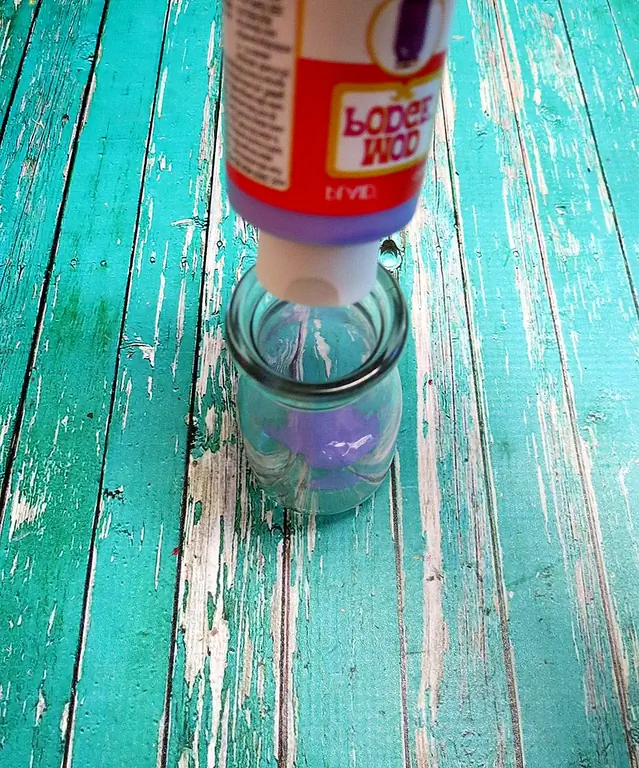 Шаг первый: Налейте щедрую сумму Mod Podge Sheer Color в чистой стеклянной бутылке. Закрутите жидкость вокруг бутылки, чтобы покрыть все это. Шаг первый: Налейте щедрую сумму Mod Podge Sheer Color в чистой стеклянной бутылке. Закрутите жидкость вокруг бутылки, чтобы покрыть все это.