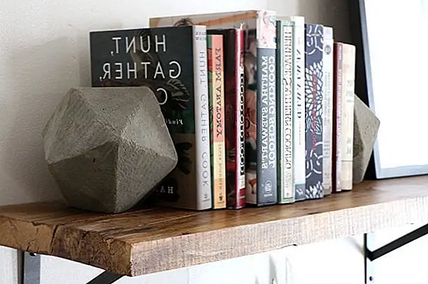 Для вашего домашнего офиса или вашей книжной полки, где бы он ни находился, вы можете сделать геометрический буклет с использованием картона, гофрированного картона, клейкой ленты, быстросохнущего бетона и шлифовального блока. Сначала вам нужно создать геометрическую форму с использованием шаблона. Как только у вас есть это, сделайте бетонную смесь и заполните форму. Как только он высохнет, очистите ленту и картон и отшлифуйте поверхность и каждую кромку. {Найдено в ehow}.