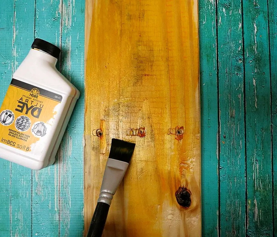 Шаг второй: Покрасьте панель поддонов с помощью Ultra Dye. Я использовал веселый желтый оттенок, чтобы приветствовать посетителей в моем доме.