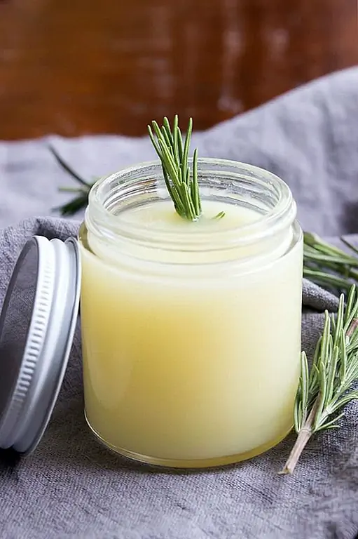 Если вы выросли с Vix Vapor Rub, может быть трудно нарушить привычку вытаскивать его каждую ночь, когда вы больны. Этот испарение поможет. Это естественное решение для детских воспоминаний, которые вы искали. Кроме того, это поможет улучшить кашель. Извините Vix. (через Wicked Spatula)