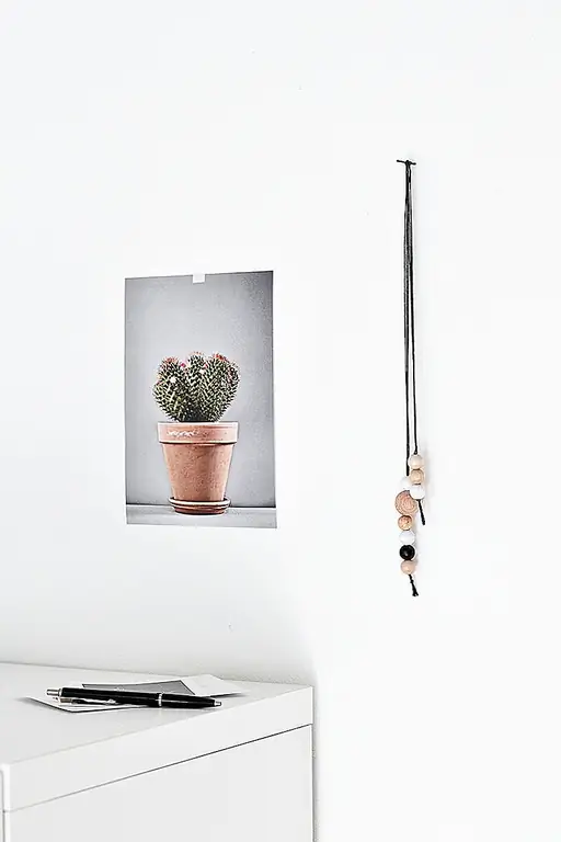 Это решение для дисплея DIY должно содержать только строку, два крючка и нарисованные бусины, чтобы создать прекрасное место для ваших фотографий. Хорошая вещь в том, что он отлично смотрится и сам по себе, без каких-либо вдохновений, поэтому вы можете повесить его на свою стену, когда он не используется. Посмотрите на быстрый учебник ниже, чтобы получить вдохновение и создать свою собственную строку отображения. Это решение для дисплея DIY должно содержать только строку, два крючка и нарисованные бусины, чтобы создать прекрасное место для ваших фотографий. Хорошая вещь в том, что он отлично смотрится и сам по себе, без каких-либо вдохновений, поэтому вы можете повесить его на свою стену, когда он не используется. Посмотрите на быстрый учебник ниже, чтобы получить вдохновение и создать свою собственную строку отображения.