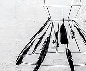 DIY Black Feather Chandelier для Хэллоуина