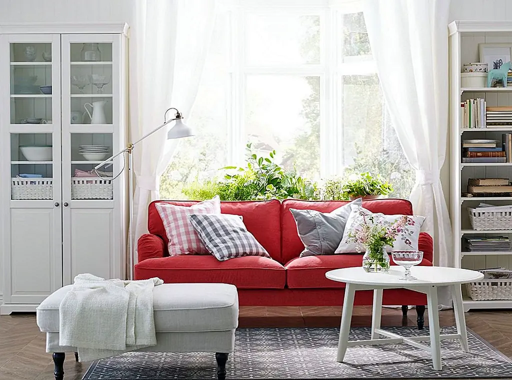 IKEA всегда отличное место для начала, когда вы ищете простой и дешевый кофейный столик. Этот маленький белый круглый стол добавит идеальный оттенок страны и винтажа в вашу гостиную, не выходя за борт на потрепанный шик. (через ИКЕА)