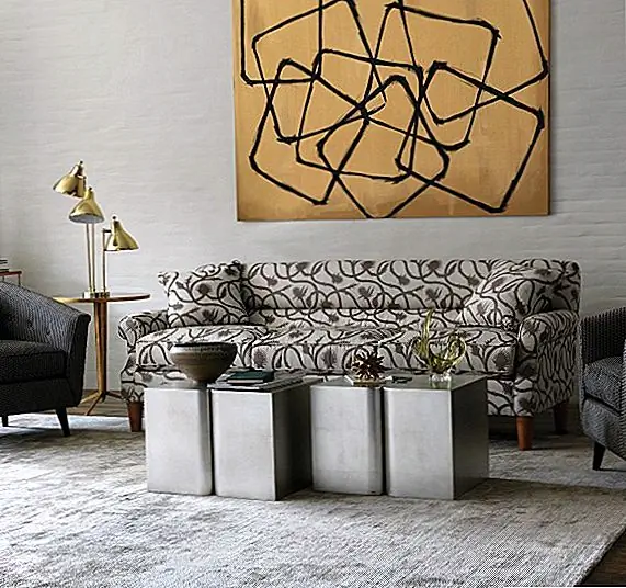 Элегантный дизайн Montgomery Side Table - это также возможность отправиться в эти старые времена. Это простой штатив с ручным нанесением золотого листа на железной основе с нарушенной зеркальной крышкой. Это похоже на антикварную мебель, которая подходит для любого современного или классического интерьера.