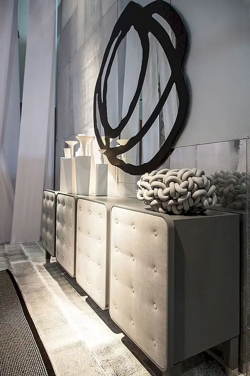 Paola Navone - это творческий ум за коллекцией Brick, серия блоков хранения с простыми и универсальными дизайнами. Brick 69 - это шкаф с четырьмя модулями. Рама сделана из грецкого ореха, а двери покрыты застегнутой тканью. Рама поставляется в различных вариантах отделки, таких как белый, серый, синий, черный и грецкий орех.