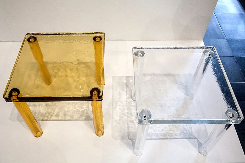 Серия Nesting от Ronan & Erwan Bouroullec включает в себя набор низких столов с квадратными верхушками и цилиндрическими ножками. Они полностью сделаны из стекла и доступны в четырех цветовых вариантах: прозрачном, янтарном и двух тонах зеленого. Верх состоит из чрезвычайно толстого залитого стекла, а ноги - в выдувном стекле. Характер используемых методов гарантирует, что каждый продукт уникален и характеризуется небольшими деталями, которые делают его отличным от толпы.