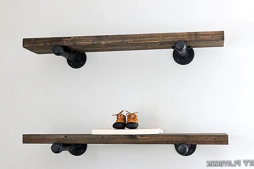 Одна из самых классных вещей в полках DIY - низкая стоимость всего проекта. Вы можете сохранить стоимость сверхнизкой, если вы также решите использовать восстановленную древесину или оставшиеся части из других проектов. В любом случае вам нужно всего лишь несколько вещей, чтобы сделать стильные и функциональные полки, такие как те, что были показаны на thediyplaybook. Для двух полков вам нужно 4 трубы, 4 колпачка, 4 оцинкованных полных фланца, кусок дерева, разрезанный двумя равными полками, наждачной бумагой, древесным пятном, плоской черной краской для распыления, 4 двухлопастной лентой, темными винтами и 16 стеновыми анкерами.