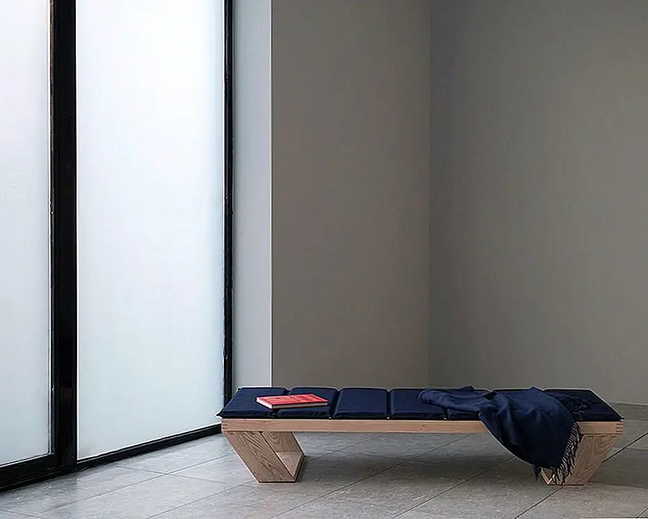 Разделяя одно и то же общее название, Daybed, разработанный норвежским Мартином Хёг Олсеном, имеет простую и скульптурную структуру. В куске представлены две рамы, которые направлены внутрь с двух сторон и удерживают верх. Двусторонний матрас добавляет комфорт на кушетку, в то же время позволяя пользователю перевернуть его, чтобы выявить другой цвет. Кроме того, матрац можно сложить в компактную форму и использовать в качестве подлокотника.