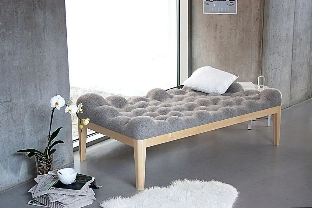 Кайле Daybed, разработанная Стефани Шисслер, возникла как школьный проект. Его игристый дизайн не только интересен с эстетической точки зрения, но и максимизирует комфорт и уют этой части. Будучи настолько уютным, симпатичным и удобным, кушетка может легко интегрироваться во множество разных декоров.