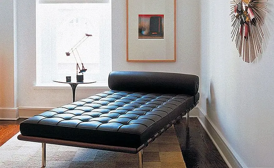 Оригинальный дизайн кушетки / кушетки в Барселоне, изготовленной Knoll, был создан в 1929 году Людвигом Майлсом ван дер Роэ. Его дизайн и композиция являются чистыми, простыми и стильными. Кусок эволюционировал с годами, но основные характеристики, описывающие его, остались неизменными.