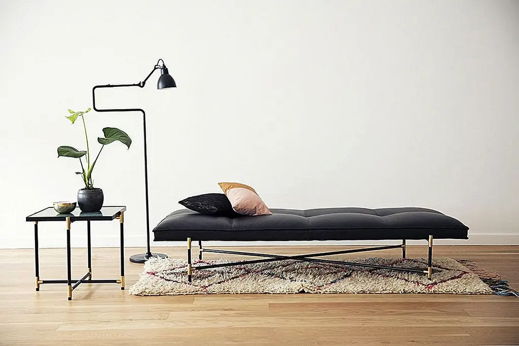 Названный просто Daybed, это создание копенгагенских производителей HANDVÄRK. Его дизайн минималистичен, а гладкая анилиновая кожа предлагает особенно привлекательный и гладкий вид. Также доступны другие варианты обивки. Кушетка предлагается в кожаных, бархатных, шерстяных и полотнах разных типов и цветов.