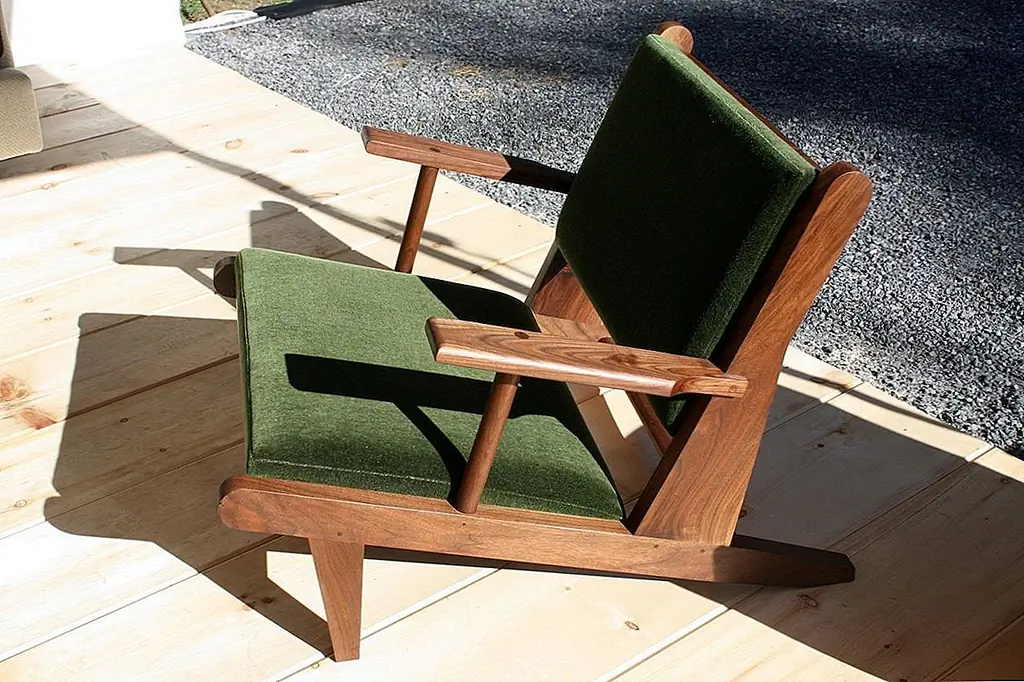 Ferm Handcrafted Furniture создает студийную студию, такую как эта низкая и прекрасная штука. Основанная Джейсоном Розки и Мэгги Гоудсмит в 2009 году в Бруклине, компания теперь имеет студию и торговый салон в Хадсоне. Дуэт использует устойчивые методы проектирования и создания великолепной современной мебели, которая будет длиться в течение нескольких поколений.