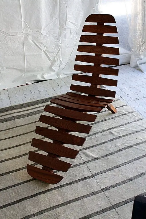 Вы не можете не обратить внимание на этот необычный дизайн от Don Howell Joinery. Lounge Sternum изготовлен вручную из грецкого ореха Howell, который производит «ручную мебель» в традициях ранних американских столяров и производителей мебели для американской студии 20-го века ». Его материалы получены из регионов Нью-Йорка, на Среднем Западе, его собственное место в Catskills, и даже нашел элементы.