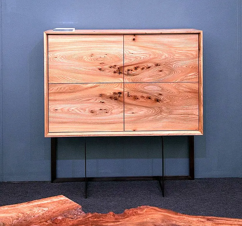 Простота не скучна, и Blade credenza иллюстрирует это очень красиво. Эти большие дверные фасады создаются с одной доски, и это позволяет выделить красивую структуру зерна. Рама, которая держит деревянный корпус, выполнена из стальной обшивки из античной латуни.