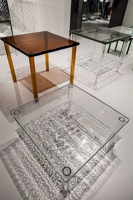 Таблицы Nesting от Roman & Erwan Bouroullec сделаны полностью из стекла Murano. Они имеют простую конструкцию с квадратными верхними и цилиндрическими ножками, и они имеют три цветовых варианта: прозрачный, темно-зеленый и янтарный. Вершины довольно толстые, и у них есть эта прекрасная текстура, напоминающая воду.