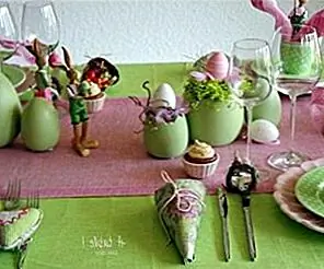 Забавная роза и зеленый пасхальный стол
