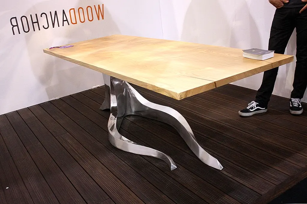 Многие дизайнерские магазины, такие как Wood Anchor, делают ставку на использование экологически чистого или регенерированного дерева для их мебели. Эта специализированная фабрика по изготовлению / дизайн-строительная студия использует рекультивированный и собранный в местном масштабе пиломатериал и в настоящее время является единственной рекультивированной деревянной компанией в Северной Америке, специализирующейся на переработке сланцевых отходов Elm.