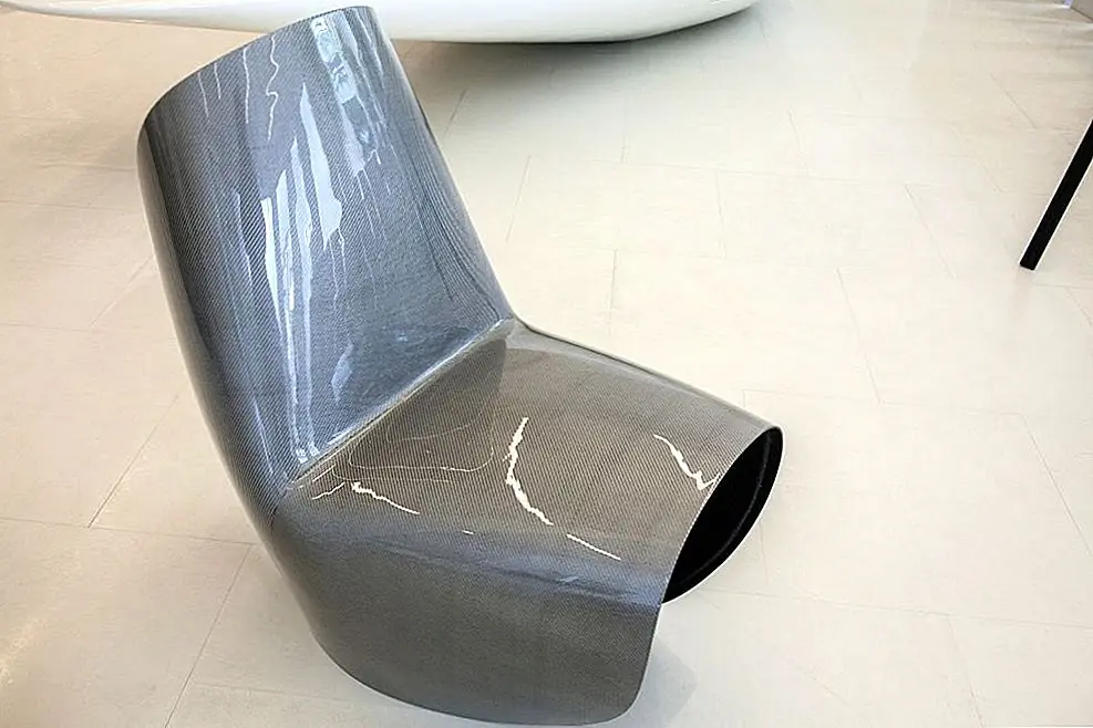 В 2016 году Zaha Hadid Design создала стул Kuki, красивый кусок с непрерывной формой и очень изящный и в то же время прочный вид. Стул изготовлен из углеродного волокна, материала, который является устойчивым и универсальным и гибким. Один тонкий лист из углеродного волокна был согнут в двух направлениях, что казалось, что стул обернут вокруг себя