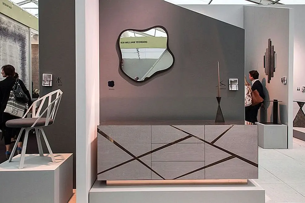 Термины credenza, буфет, буфет, сервер и даже консоль используются взаимозаменяемо в наши дни как производителями мебели, так и магазинами. Различия между этими частями, которые когда-то определялись, теперь являются просто формальностями, которые часто игнорируются. Тем не менее, некоторые детали все еще существуют. Одесский кабинет ближе к буфету, чем к чему-либо еще. Он имеет элегантные, острые, суженные линии и полированную бронзовую верхнюю и боковую стороны.