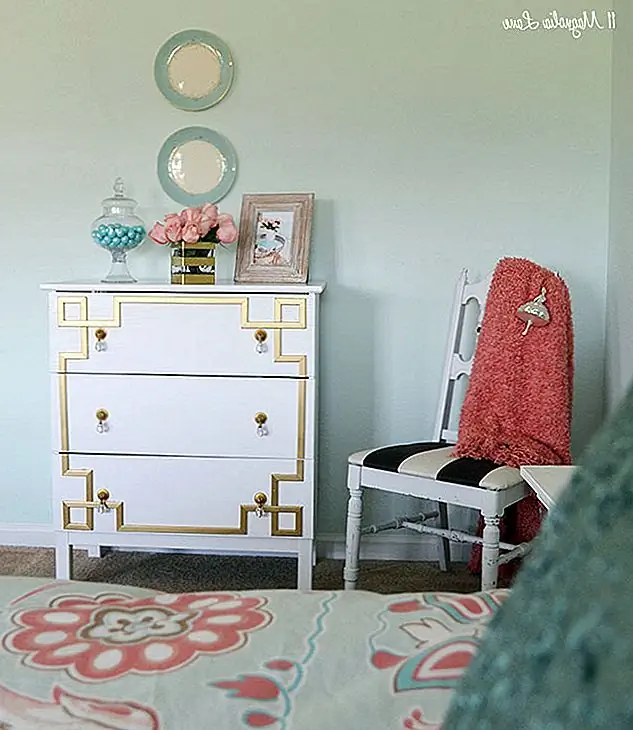 Аналогичный незавершенный IKEA Tarva Dresser также использовался Кристи на 11magnolialane, но в этом случае комод не менял функции. Это стало намного красивее и стильно. Сначала он был окрашен в белый цвет, а затем золотые греческие ключевые накладки были добавлены в ящики. Ручки не являются оригинальными.