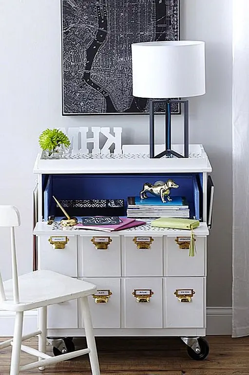 Очень вдохновляющий макияж показан на Inmyownstyle, где IKEA Tarva Dresser превращается в очень симпатичный и очень стильный письменный стол. Если вы хотите воспроизвести внешний вид, используйте набор опорных петель для настольных губок, 4 резиновых колесика-поворотника (один с тормозом), 16 винтов и шайб, 12 ярлыков, некоторые белые и черные ткани из польки, белая и синяя краска и несколько латунных ногтей. Вы получите стол, который выглядит шикарным и супер практичным в использовании.