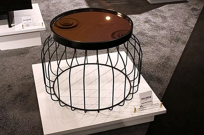 Названный в таблице Bird Cage, эта красивая мебель обходится действительно практичной и функциональной, а также изысканной. Это довольно маленький стол размером 65 см х х 65 см D x 47 см. Однако размеры позволяют использовать его как кофейный столик, а также боковой стол, в зависимости от типа пространства, его функции и размера,
