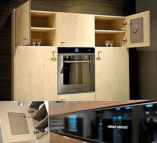 Harmon Kardon в сотрудничестве с Verburg Audio создал первый в мире музыкальный кухонный шкаф - систему MaestroKitchen Sound 100. На самом деле это оригинальная высокопроизводительная аудиосистема, встроенная в заднюю часть дверцы кухонного шкафа. Его видимая часть - это черный стеклянный дисплей с маленьким экраном, который позволяет вам узнать, что играет. В систему также входит дополнительный сабвуфер для басовых тонов. Harmon Kardon в сотрудничестве с Verburg Audio создал первый в мире музыкальный кухонный шкаф - систему MaestroKitchen Sound 100. На самом деле это оригинальная высокопроизводительная аудиосистема, встроенная в заднюю часть дверцы кухонного шкафа. Его видимая часть - это черный стеклянный дисплей с маленьким экраном, который позволяет вам узнать, что играет. В систему также входит дополнительный сабвуфер для басовых тонов.