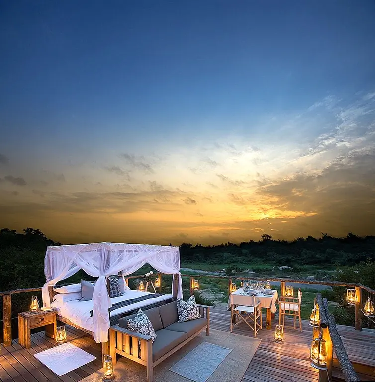 Те, кто посещают Lion Sand Game Reserve в Африке, имеют прекрасную возможность пообедать и даже заснуть под звездами. В наборе древостоев предлагаются такие помещения, как спальня с воздушным кустом, обеденная зона на открытом воздухе или красивая колода с факелами, креслами и кроватью с балдахином.