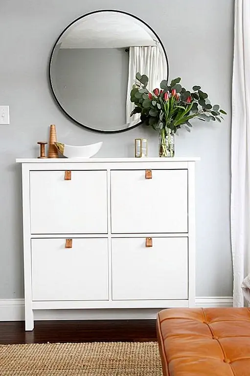 У IKEA есть способ привлечь немного волшебства в каждую комнату наших домов. Независимо от того, есть ли у вас выделенный вход или нет, вам понадобится эта стойка для обуви, которая будет выглядеть чистой и минимальной, сохраняя при этом ваши подошвы. (через настройку дома)
