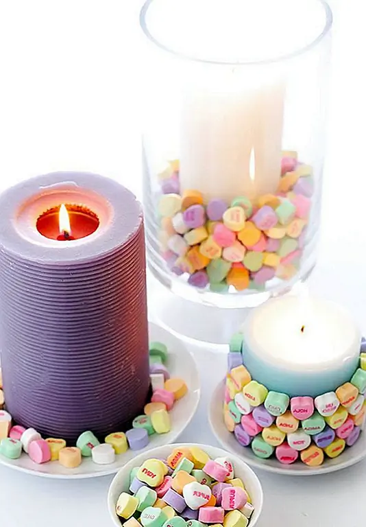 Свечи необходимы для каждого праздника V-day. Так почему бы не использовать маленькую конфету Валентина, чтобы помочь немного укусить их? Разговорные сердца настолько забавны и доступны по цене. Запаситесь, чтобы у вас было много еды и для склеивания тех столповых свечей, которые у вас уже есть дома. (через Gimme Some Oven)