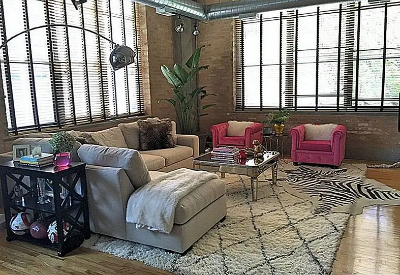 Комната feng shui'd (да, это глагол сейчас) будет чувствовать себя как безопасно, так и комфортно. Кусок искусства, который висел довольно высоко, или интересный предмет освещения, который возвышается над остальной частью пространства, поднимает взгляд вверх, который, как полагают, поднимает настроение. Если в вашем пространстве нет смысла висеть на высоком уровне, попробуйте еще одну стратегию поднятия глаз, такую как установка оконных обработок у потолка или покраска потолка красивым, успокаивающим тоном.