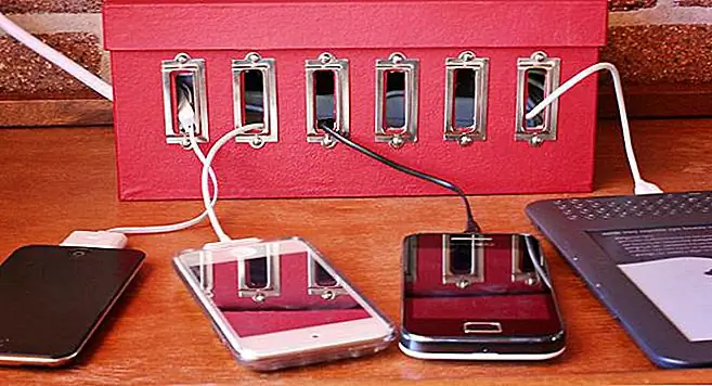 Благодаря нашим ноутбукам, телефонам и нашим iPads аккорды могут легко превратить пространство в беспорядок. DIY - это зарядная коробка, которая будет скрывать все ваши дополнительные аккорды. Кроме того, если вы сделаете один для своего соседа по комнате, вам не составит труда найти, кто заряжает кабель, чей. (через Tasha Chawner)