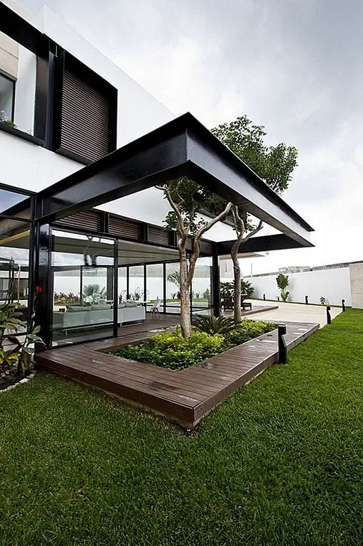 Дом Temozon от Carillo Arquitectos y Asociados был завершен в 2013 году и имеет открытый дизайн, призванный предложить жителям чувство свободы. Внутреннее и наружное пространства объединены вместе как единая структура. Прекрасным примером является колода, в которой растут деревья.