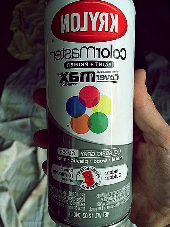 Шаг 3: Нанесите тонкий базовый слой на мебель. Я использовал Kryolon Colormaster paint + primer в классическом сером, потому что он придерживается пластика и потому, что выбор цвета соответствовал тому, что я имел в виду лучше, чем Rustoleum. Совет. Когда вы распыляете, надавите на сопло, пока вы нацеливаете распылитель немного на край куска, затем слегка перемещайте распыление по мебели. Это предотвращает объединение красок. Шаг 3: Нанесите тонкий базовый слой на мебель. Я использовал Kryolon Colormaster paint + primer в классическом сером, потому что он придерживается пластика и потому, что выбор цвета соответствовал тому, что я имел в виду лучше, чем Rustoleum. Совет. Когда вы распыляете, надавите на сопло, пока вы нацеливаете распылитель немного на край куска, затем слегка перемещайте распыление по мебели. Это предотвращает объединение красок.