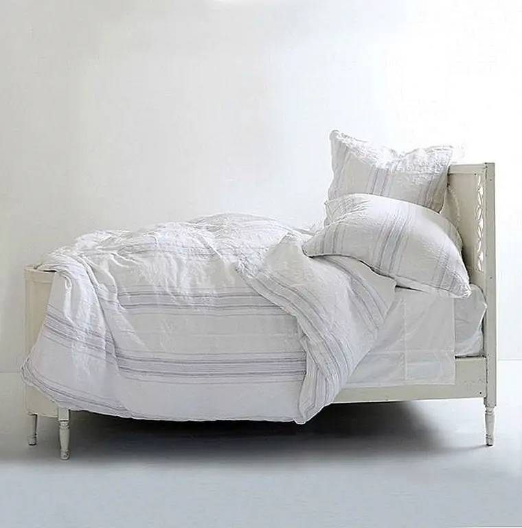 Когда вы украшаете стиль Shabby Chic, французский минимально определенно разрешен. Простые полосатые постельные принадлежности, такие как это, добавят ощущение расслабления и даже станут фоном для довольно потрепанных шикарных подушек. (через Shabby Chic)